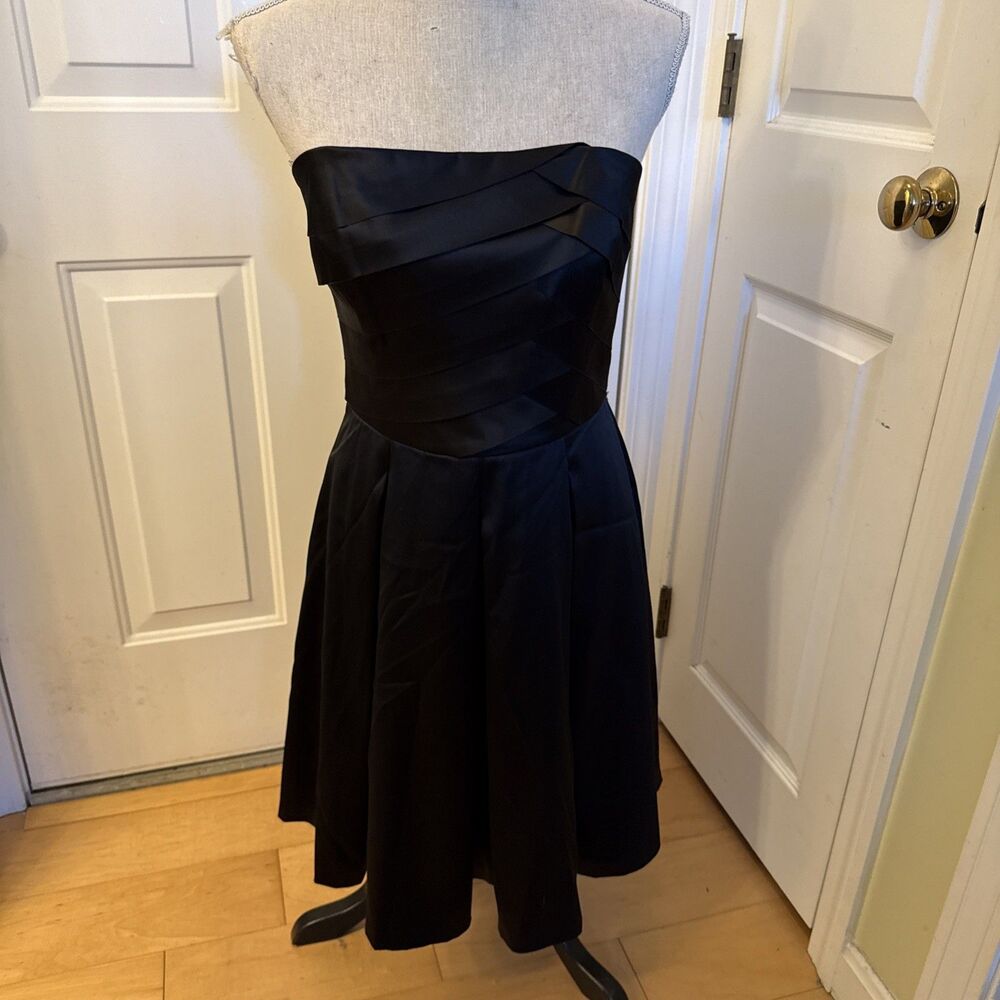 STRAPLESS STUNNER White House Black Market Black Detachable Strap Size 6 Pockets